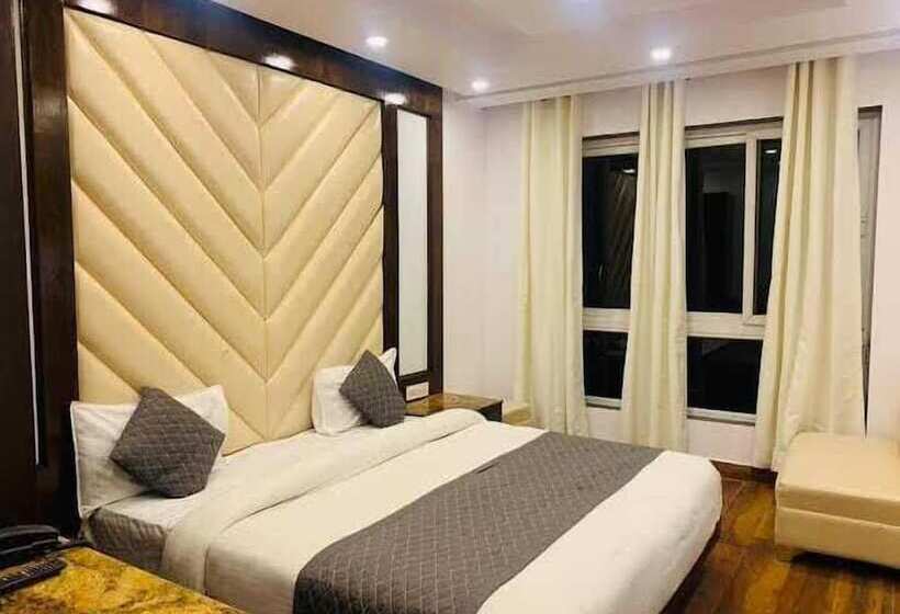 فندق Shashwat Grand Valley