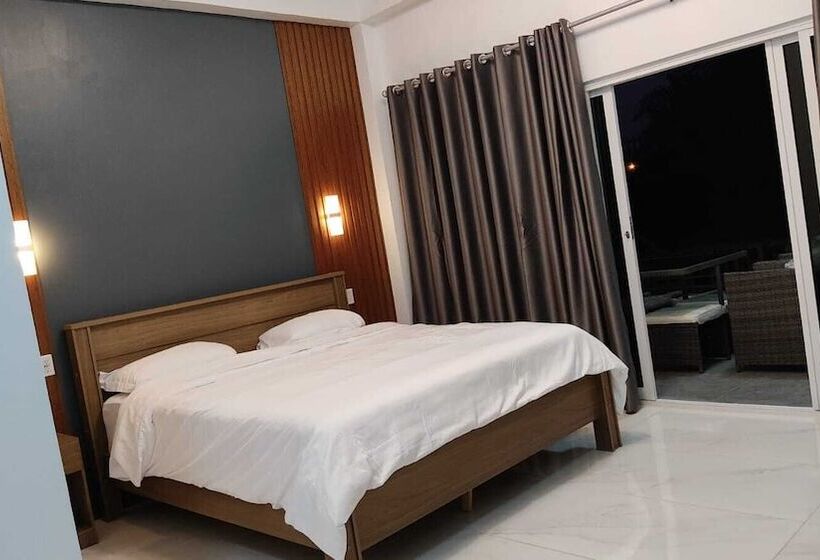 Anira Hotel & Suites