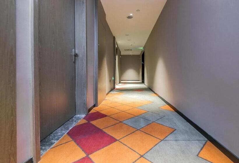 Borrman Hotel Korla Peacock River