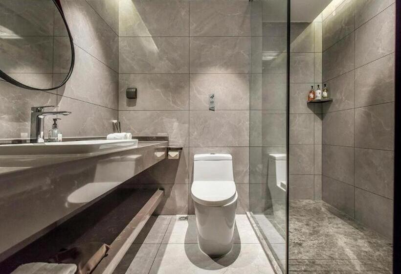 Borrman Hotel Korla Peacock River