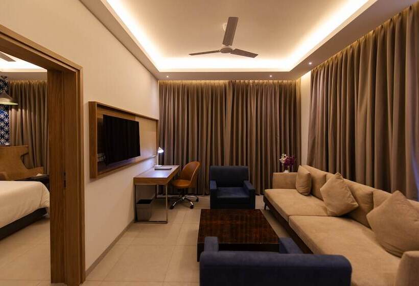 Отель Hometel Alambagh Lucknow A Sarovar