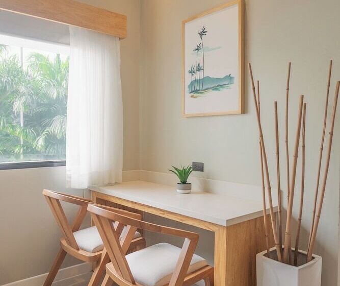 Mirasurf Hotel & Waves