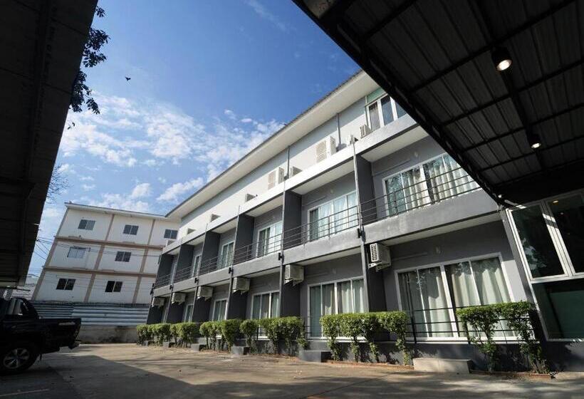 בית מלון כפרי B2 Nakhon Sawan Boutique & Budget