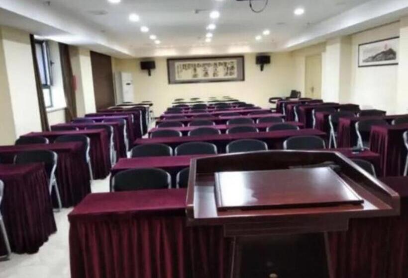 ホテル City Comfort Inn Dandong Railway Station Yalu River Scenic Area