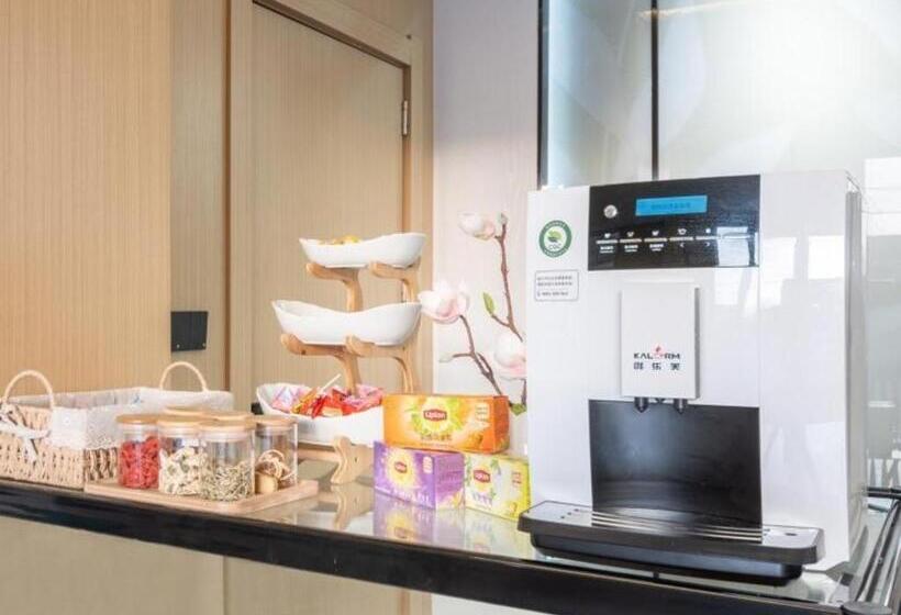 ホテル Greentree Inn Express Qingdao Jiaodong International Airport