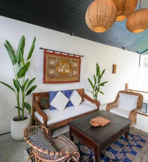 ホテル Inara Villa