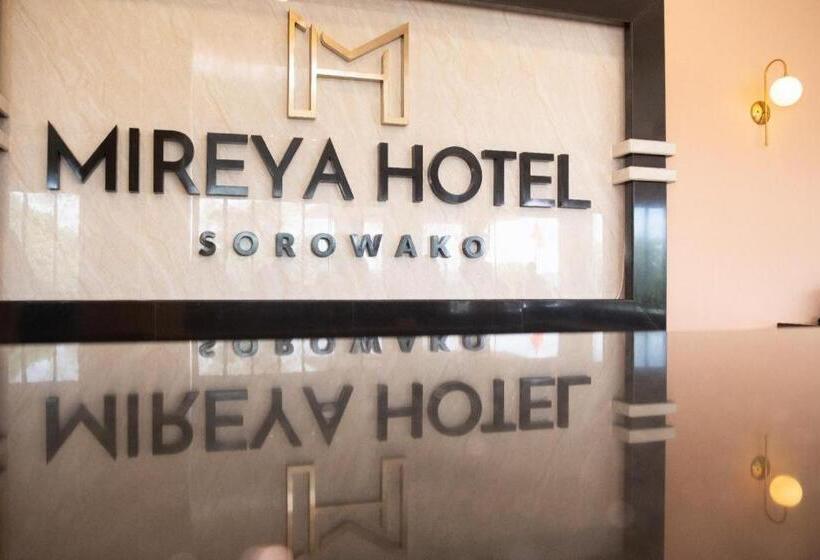 בית מלון כפרי Mireya Sorowako