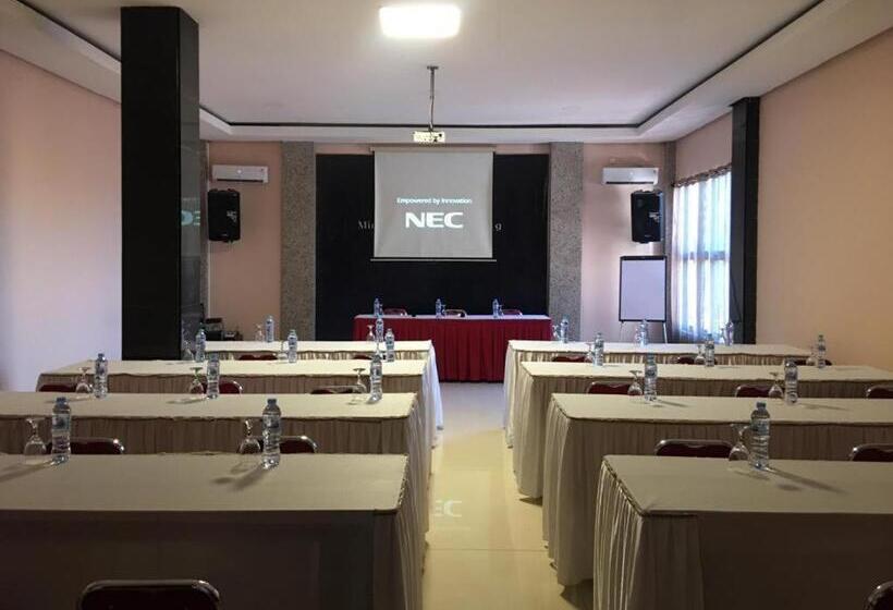 בית מלון כפרי Mireya Sorowako