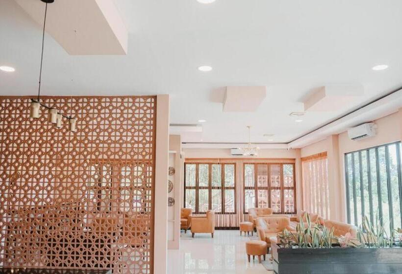 בית מלון כפרי Mireya Sorowako