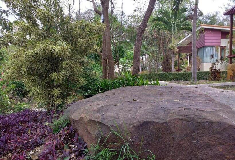 בית מלון כפרי Raisubsomboon Resort