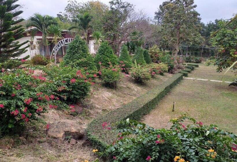 בית מלון כפרי Raisubsomboon Resort