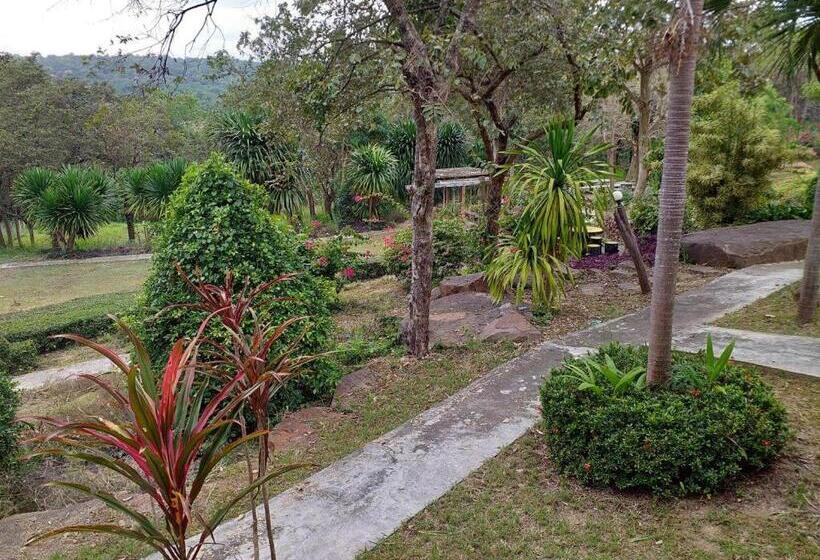 בית מלון כפרי Raisubsomboon Resort