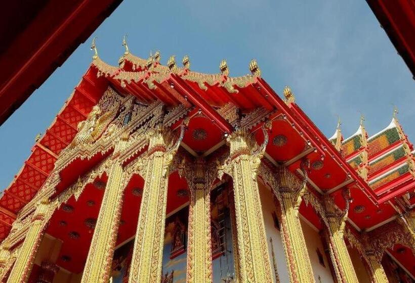 호텔 The Queen Palace