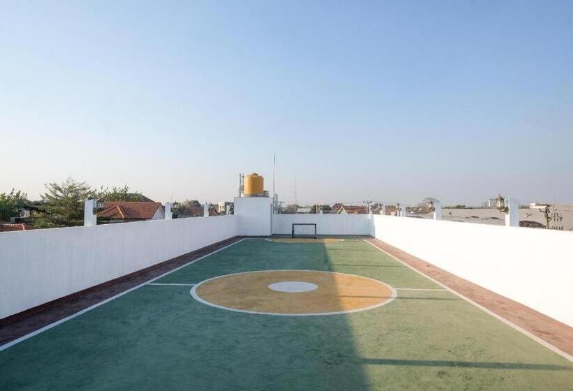 Отель Urbanview Syariah Wisma Nabil Solo