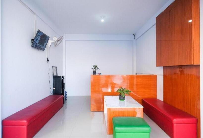 Отель Urbanview Syariah Wisma Nabil Solo