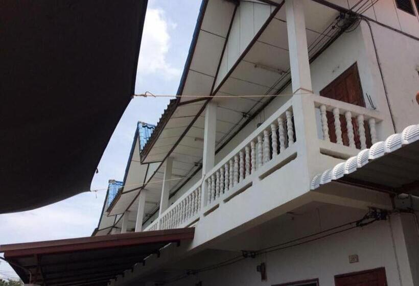 בית מלון כפרי Chainarong Road