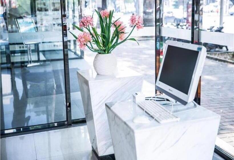 Отель City Comfort Inn Beihai Beibu Gulf Golden Beach Underwater World