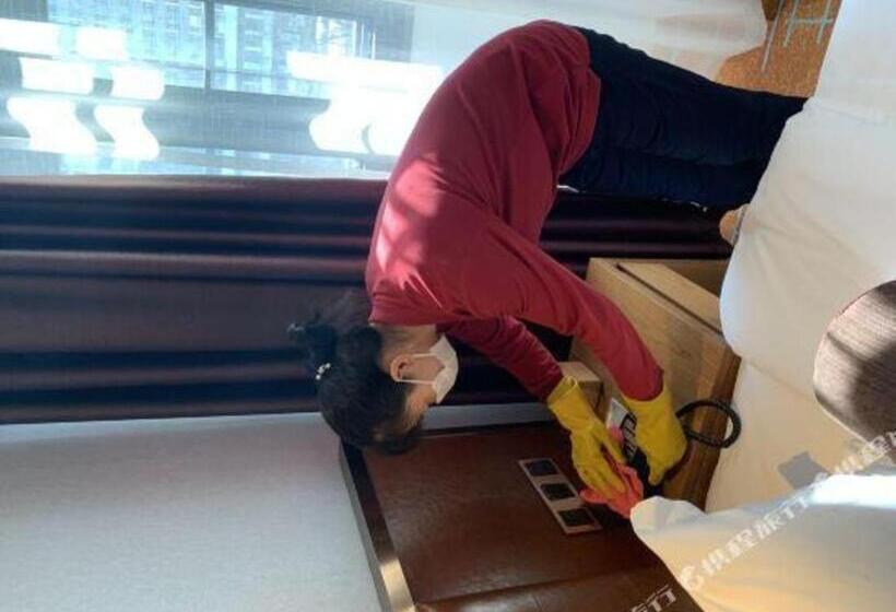 Отель James Joyce Coffetel Qingdao Oriental Cinema Chaoyangshan Metro Station