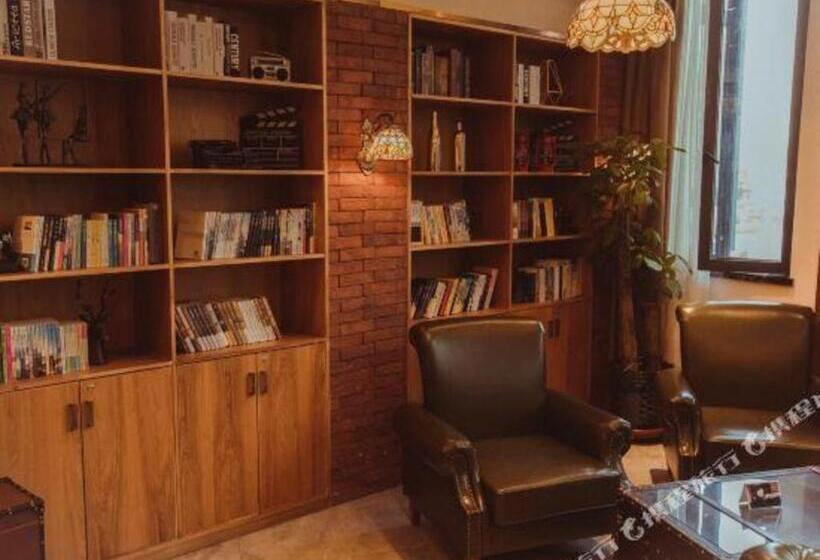 Отель James Joyce Coffetel Qingdao Oriental Cinema Chaoyangshan Metro Station