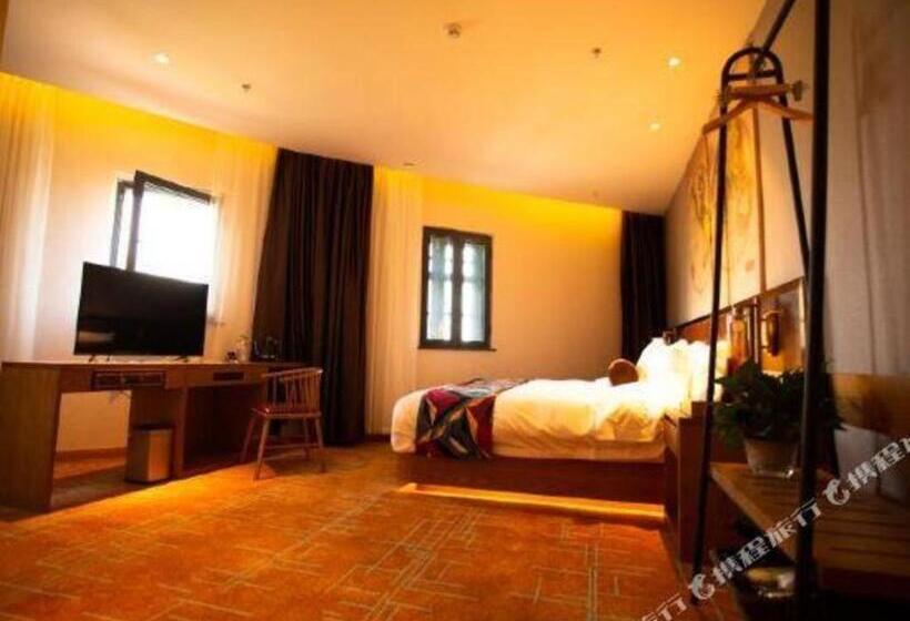 Отель James Joyce Coffetel Qingdao Oriental Cinema Chaoyangshan Metro Station