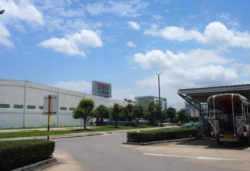 בית מלון כפרי New Home Nakhon Chai Si