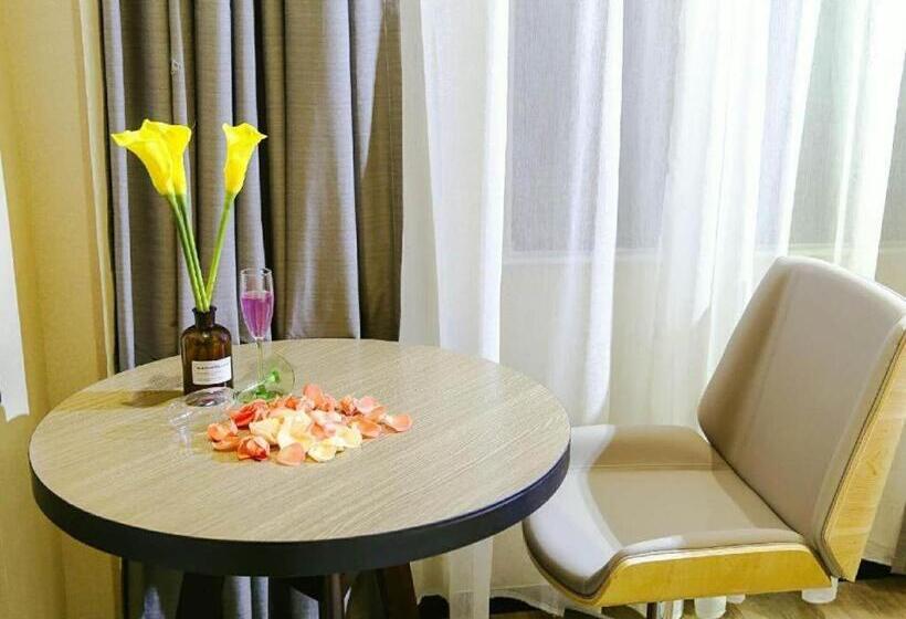 Iu Hotels·nanning Zoo Metro Station Rt Mart