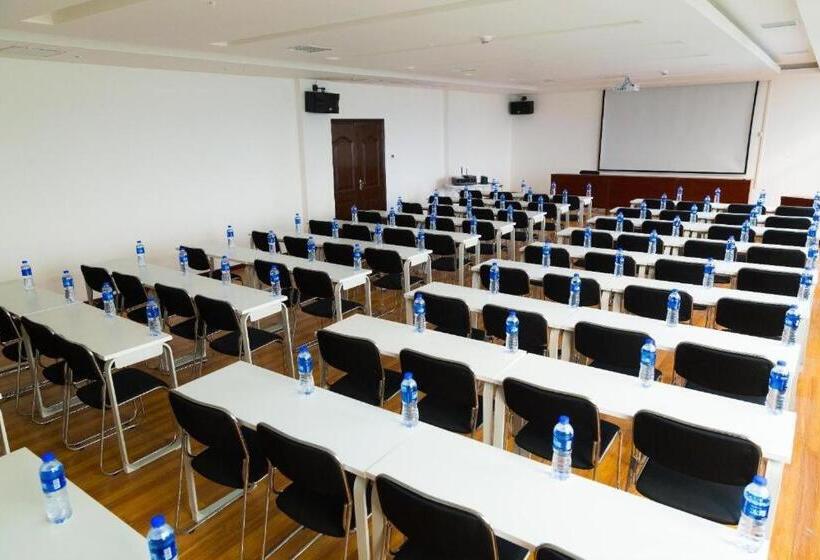 Lavande Hotel Qianjiang Lobster Market