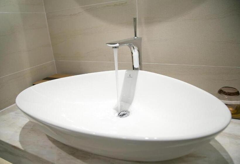 Lavande Hotels Shenzhen Longgang Dayun Center Jixiang Metro Station