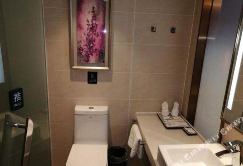 Lavande Hotels· Yueyang Linxiang Zhongfa