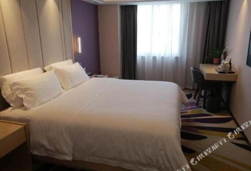 Lavande Hotels· Yueyang Linxiang Zhongfa