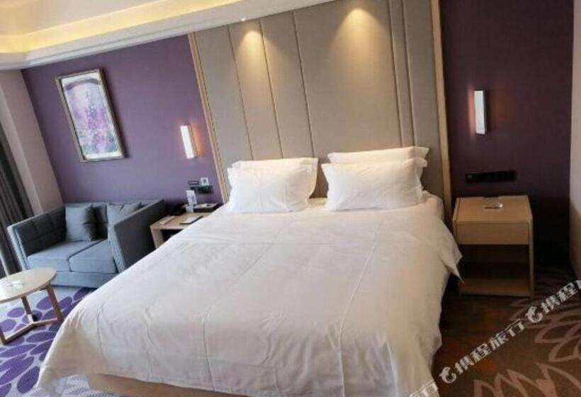 Lavande Hotels· Yueyang Linxiang Zhongfa