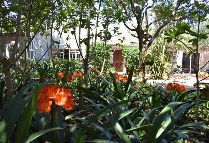 فندق صغير Woodlands Cottages & Camping