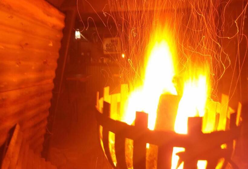 فندق صغير Woodlands Cottages & Camping