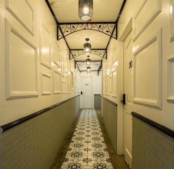 هتل Auberge Petit