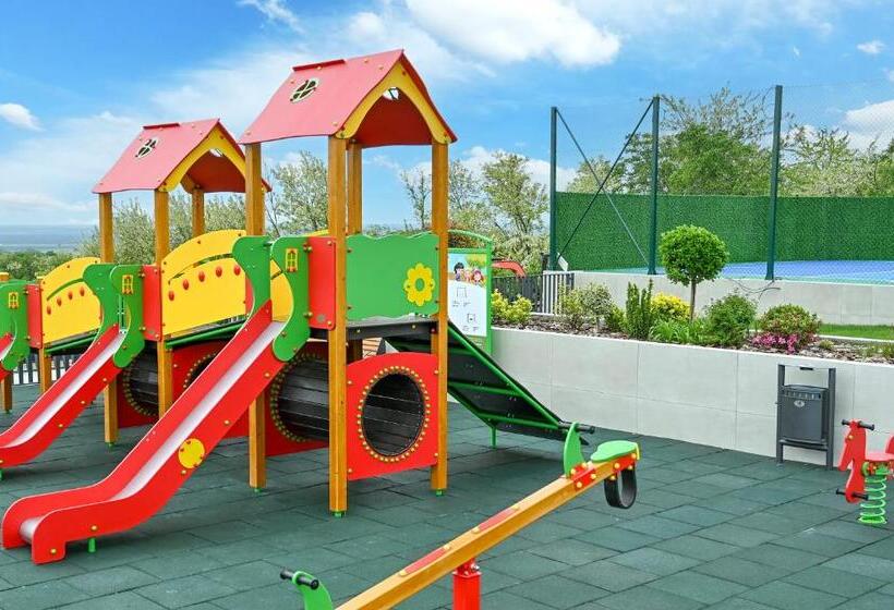 هتل Dve Kule Resort & Winery