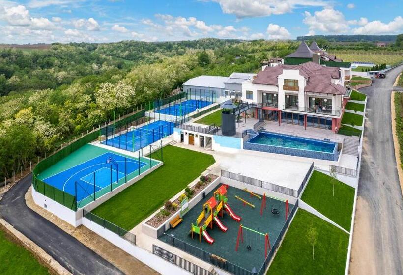 هتل Dve Kule Resort & Winery