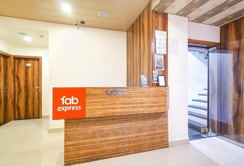 Отель Fabexpress The King Palace