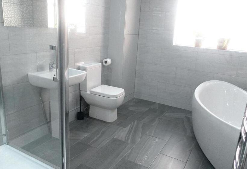 בית מלון כפרי The Elmsleigh Suite At Claremont