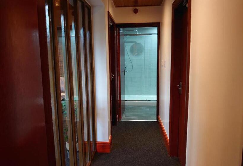 Отель The Elmsleigh Suite At Claremont