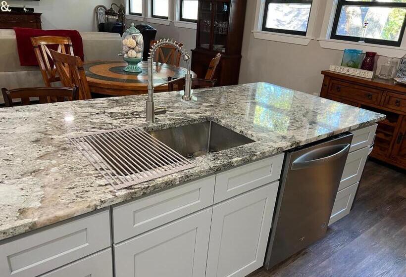 펜션 Adult Treehouse In Historic Old Town