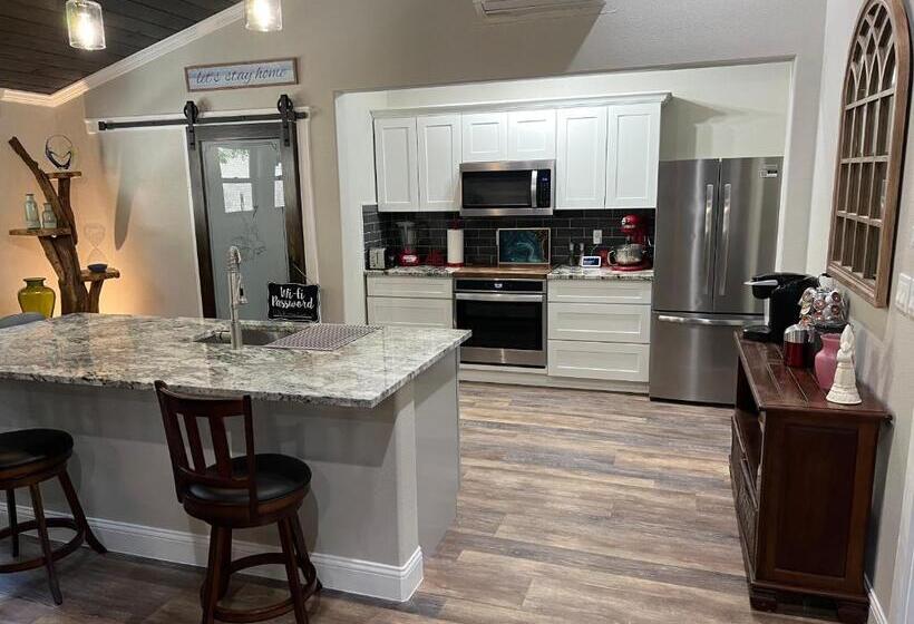 펜션 Adult Treehouse In Historic Old Town