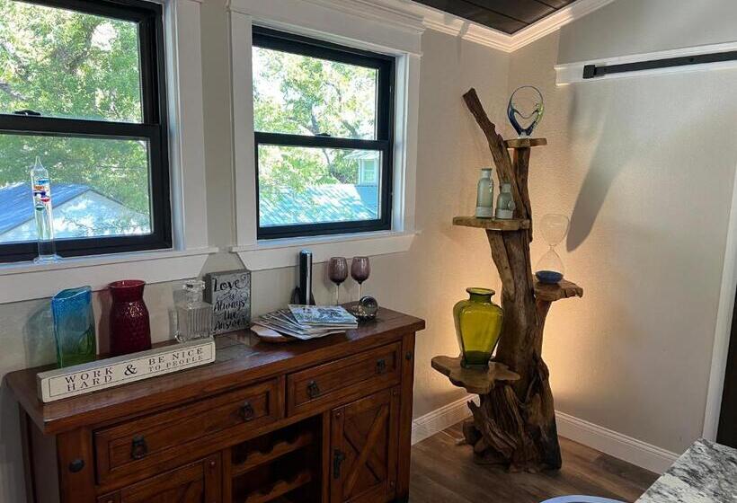 펜션 Adult Treehouse In Historic Old Town