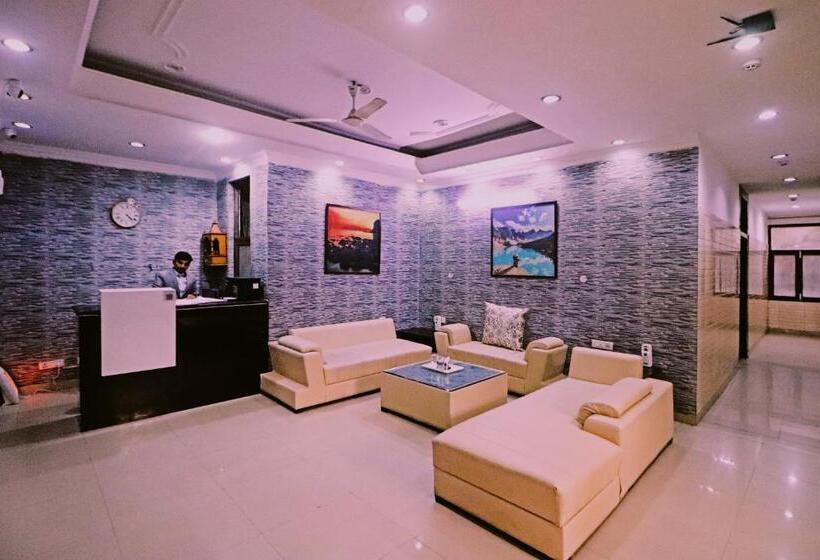 ペンション Surya Residency