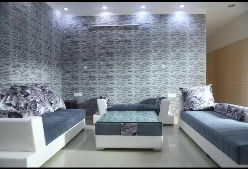 ペンション Surya Residency