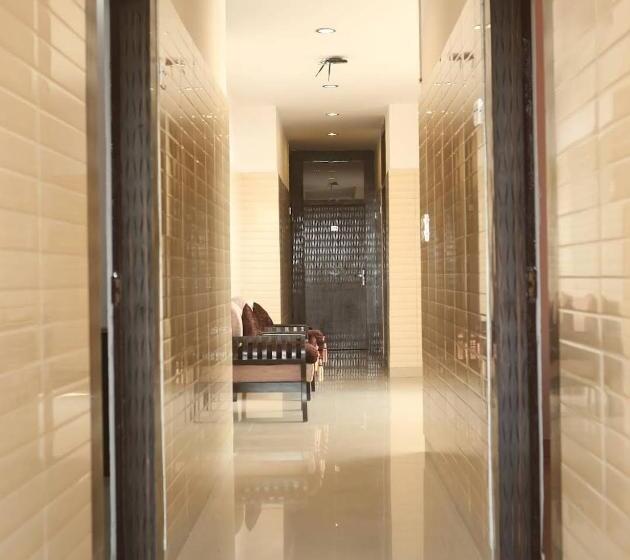 ペンション Surya Residency