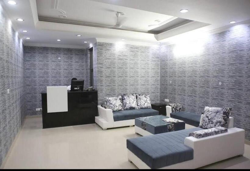 ペンション Surya Residency