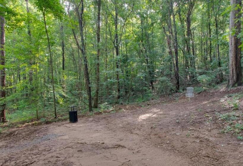 אתר נופש Birch Luxury Treehouse Near Lake Guntersville