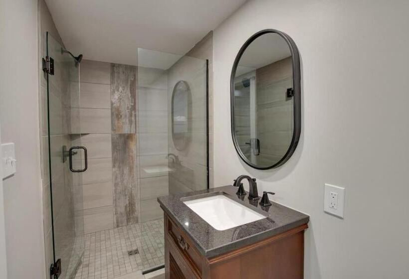 אתר נופש Birch Luxury Treehouse Near Lake Guntersville