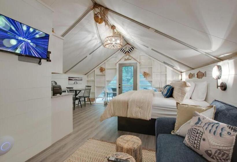 אתר נופש Fishing Lure Luxury Glamping Tent Fishing Theme