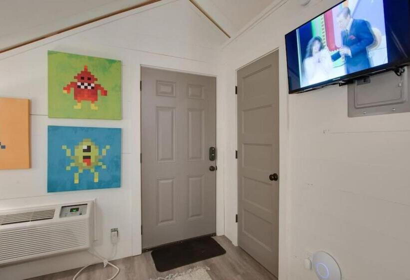 منتجع Game Room Luxury Glamping Tent Arcade Theme